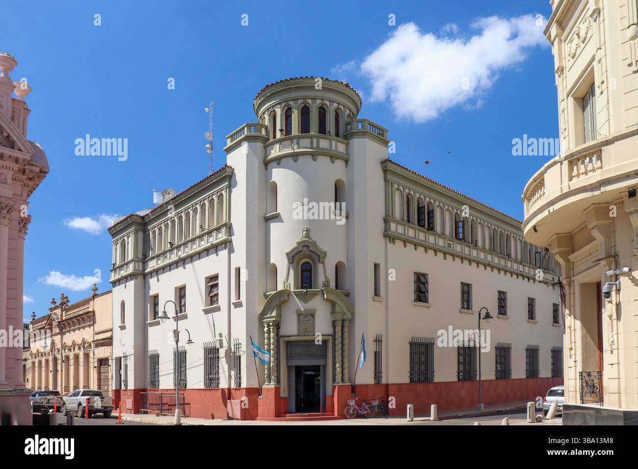 Facciata imponente dell’Ufficio generale di contabilità della provincia di Corrientes, Argentina. Sede centrale per il controllo e la sorveglianza dell’unità di elaborazione provinciale Foto Stock