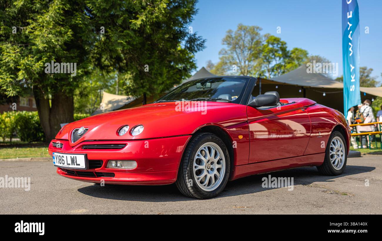 2001 Alfa Romeo Spider, in mostra al Bicester Scramble tenutosi il 27 aprile 2025. Foto Stock