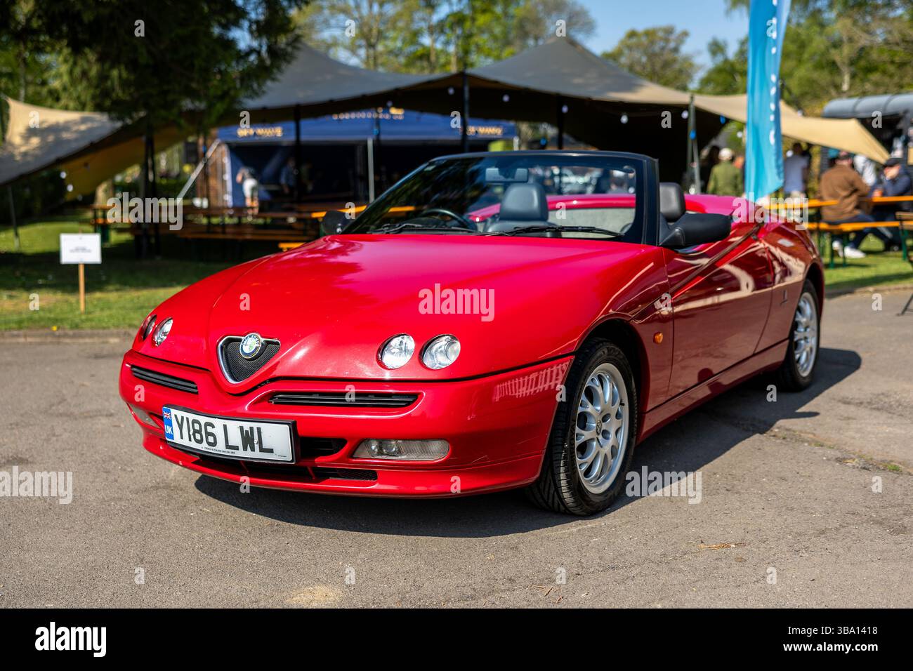2001 Alfa Romeo Spider, in mostra al Bicester Scramble tenutosi il 27 aprile 2025. Foto Stock
