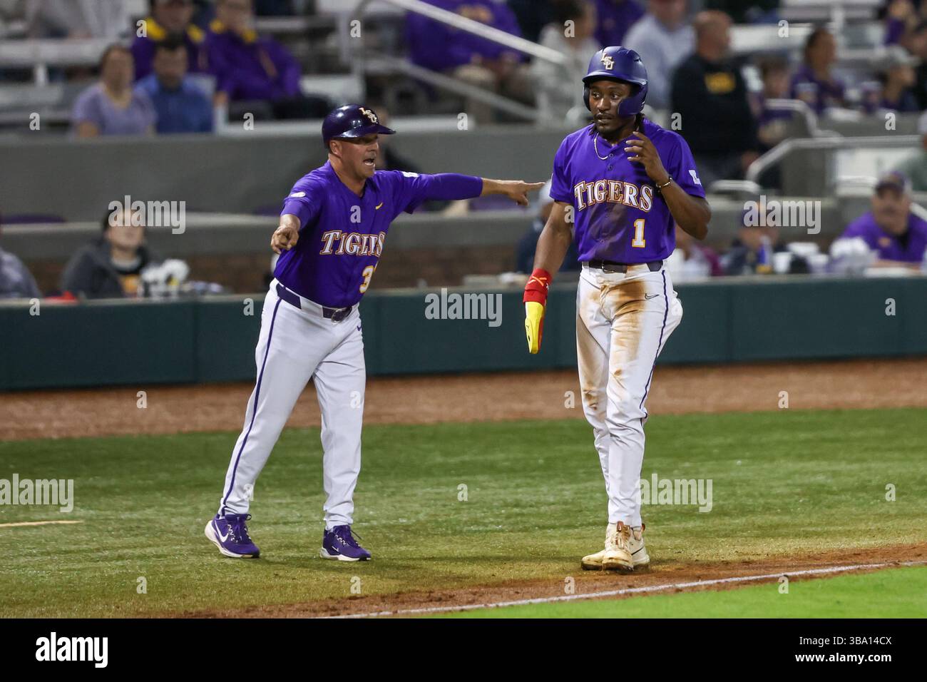 Baton Rouge, LOUISIANA, Stati Uniti. 9 maggio 2025. Chris Stanfield (1) della LSU porta il suo vantaggio in terza base come allenatore della terza base Josh Jordan gli dà istruzioni durante l'azione di baseball NCAA tra gli Arkansas Razorbacks e i LSU Tigers all'Alex Box Stadium, Skip Bertman Field a Baton Rouge, LOUISIANA. Jonathan Mailhes/CSM (immagine di credito: © Jonathan Mailhes/Cal Sport Media). Crediti: csm/Alamy Live News Foto Stock