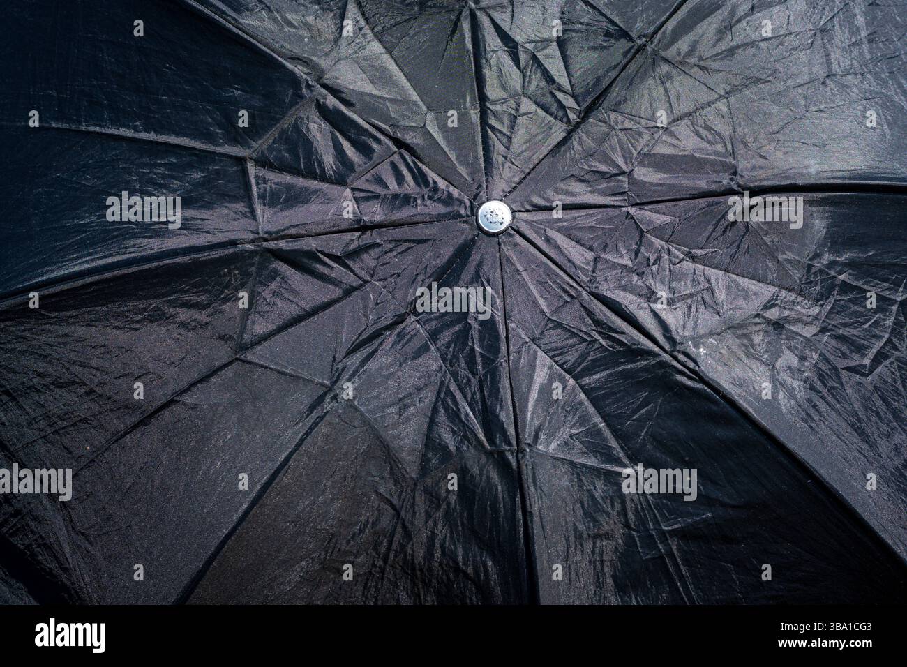 Ombrello nero con tappo argento: Protezione contro le intemperie Foto Stock