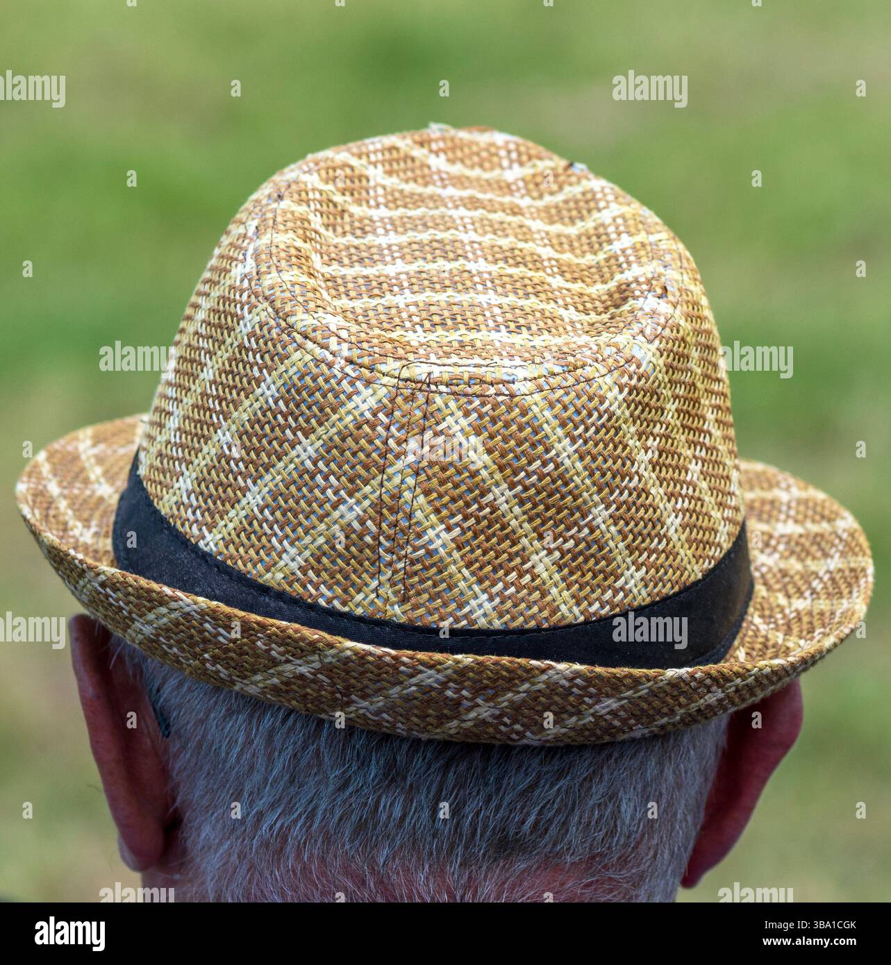 Cappello estivo del nonno: Un Ritratto da dietro Foto Stock