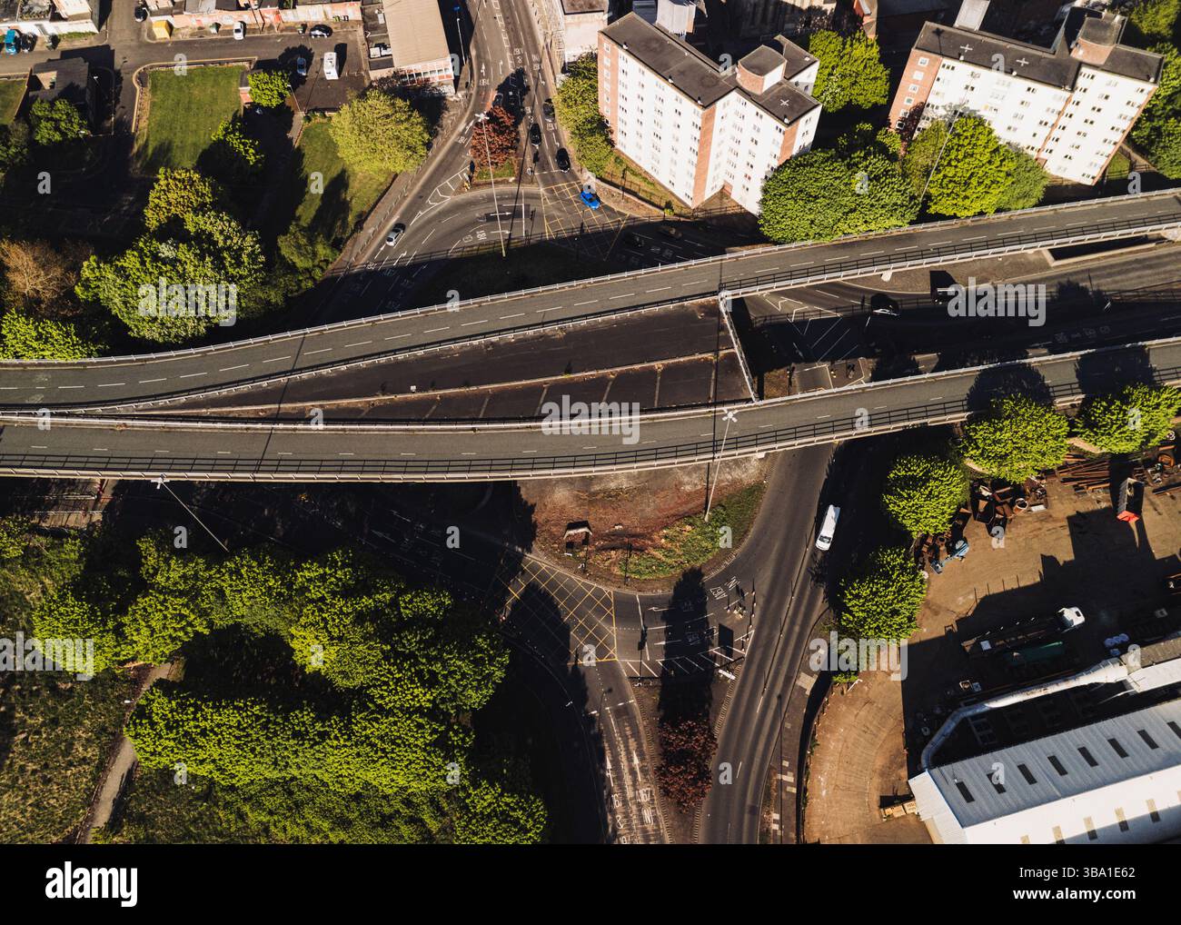 Gateshead Regno Unito: 10 maggio 2025: Gateshead Highway (A167) cavalcavia strada pericolosa chiusa e prevista per la demolizione. Vista aerea ravvicinata con drone Foto Stock