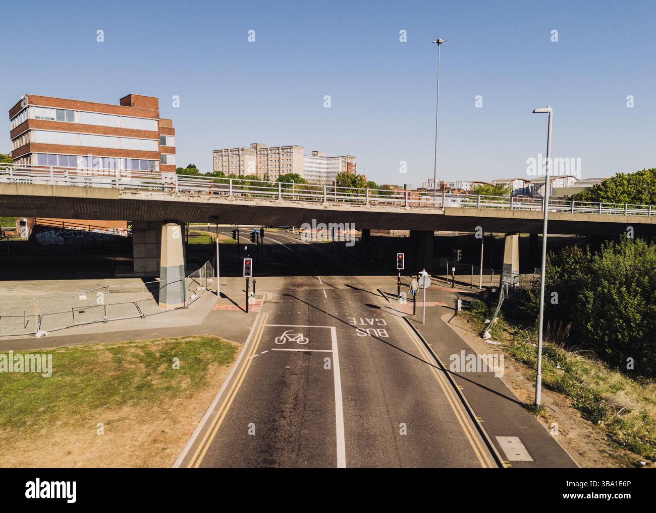 Gateshead Regno Unito: 10 maggio 2025: Gateshead Highway (A167) cavalcavia strada pericolosa chiusa e prevista per la demolizione. Vista aerea ravvicinata con drone Foto Stock