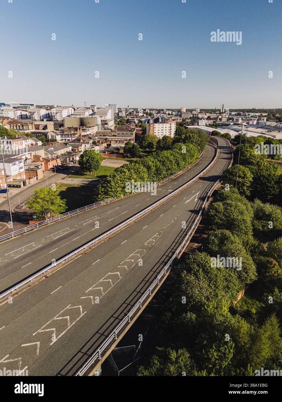 Gateshead Regno Unito: 10 maggio 2025: Gateshead Highway (A167) cavalcavia strada pericolosa chiusa e prevista per la demolizione. Vista aerea ravvicinata con drone Foto Stock