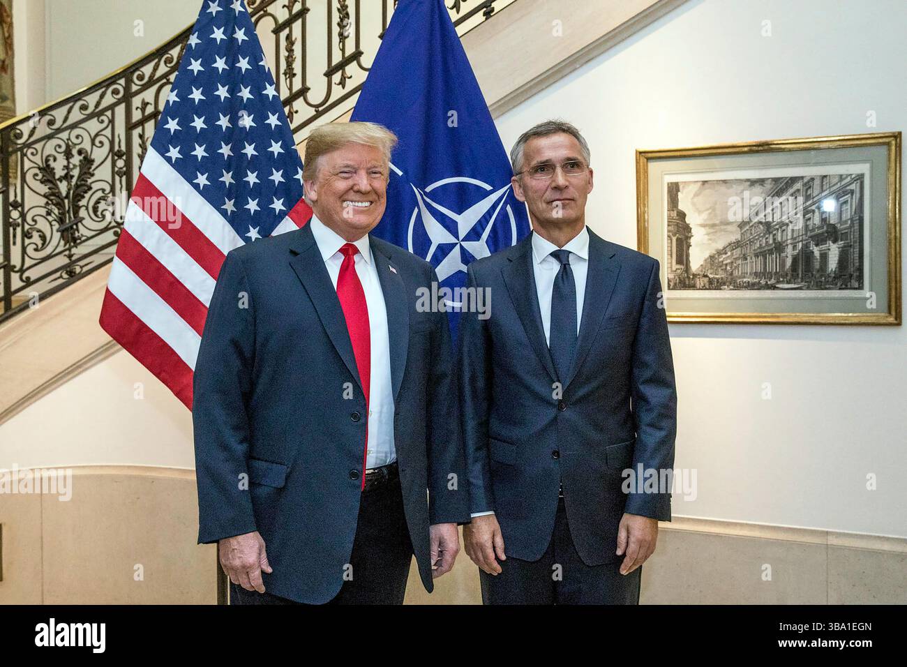 Da sinistra a destra: Il presidente AMERICANO Donald Trump e il segretario generale della NATO Jens Stoltenberg Foto Stock