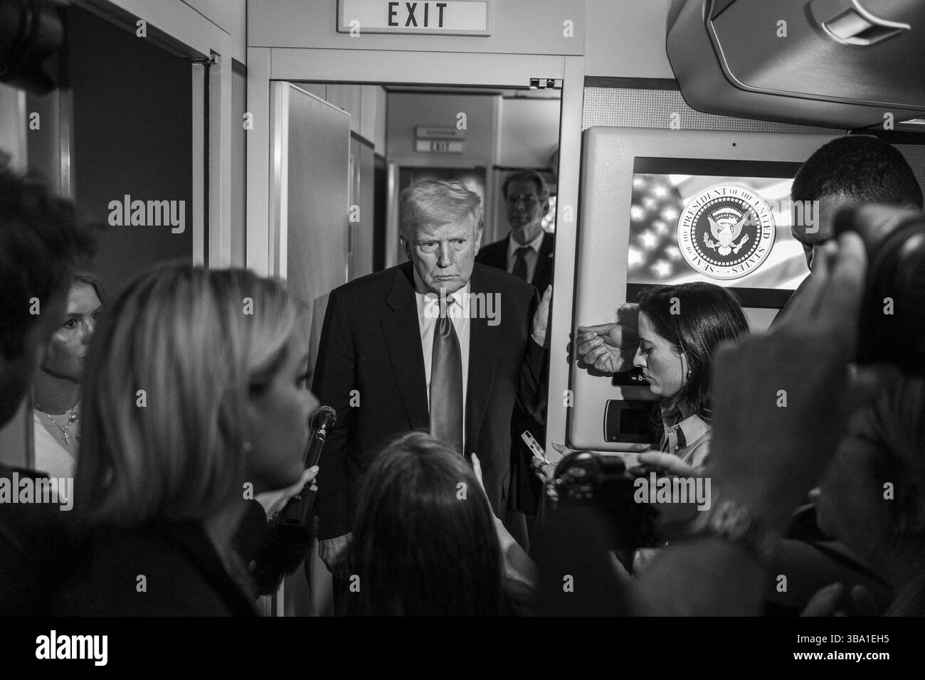 Il presidente Donald Trump gioca a golf nel Senior Club Championship al Trump National Golf Club Jupiter, domenica 6 aprile 2025, a Giove, Florida. Foto Stock