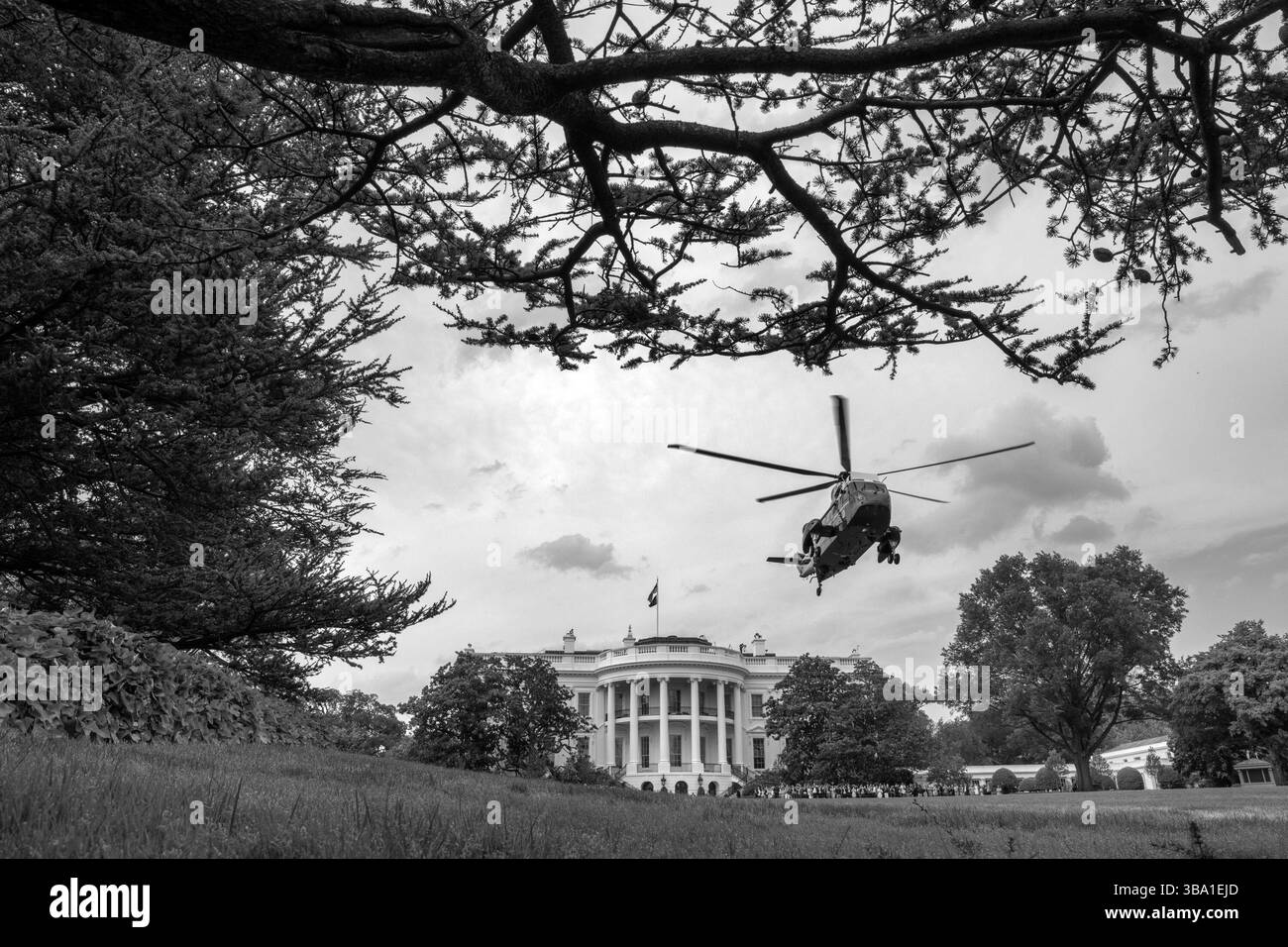 Il presidente Donald Trump parte dal South Lawn of the White House a bordo di Marine One, giovedì 1° maggio 2025, in viaggio verso la Joint base Andrews per un viaggio Foto Stock