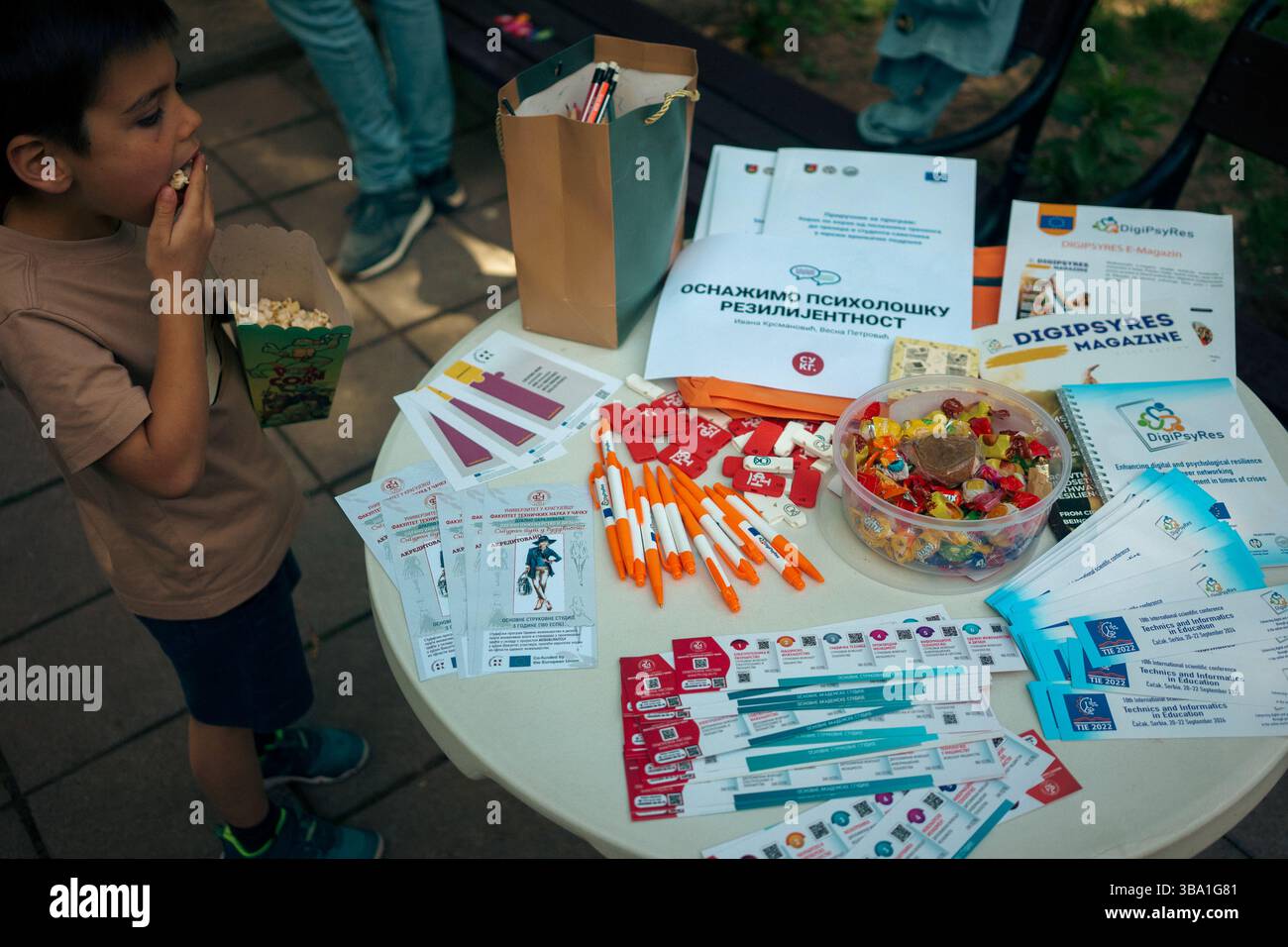 Kragujevac, Serbia - 10 maggio 2025: Programma educativo e interattivo dei professori della libera Università nel Parco di Kragujevac. Foto Stock