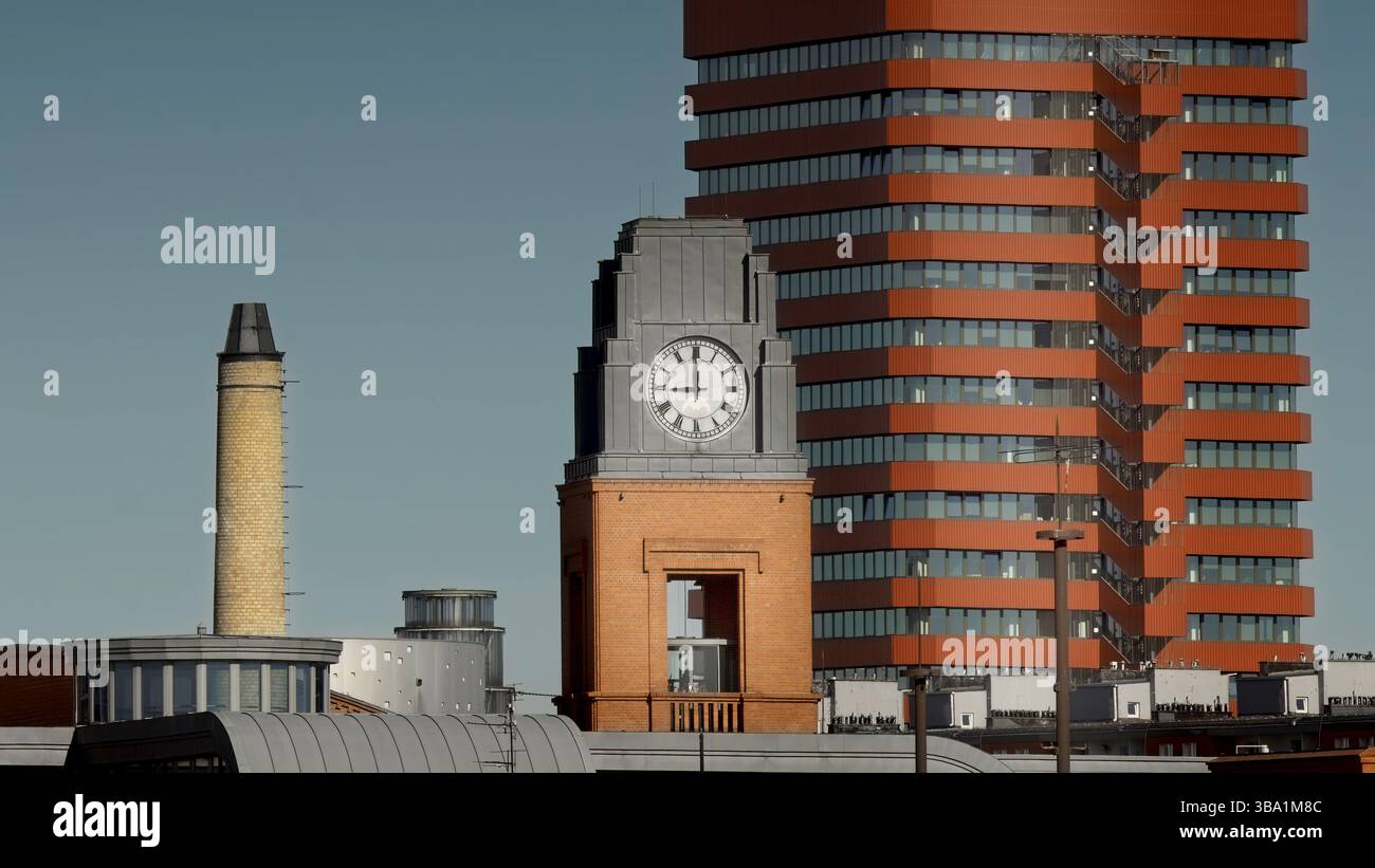 Torre dell'Orologio Timelapse skyline della città moderna architettura urbana movimento rapido cambio di velocità simbolico Metropolis Business luci diurne Ombre che passano per Hou Foto Stock