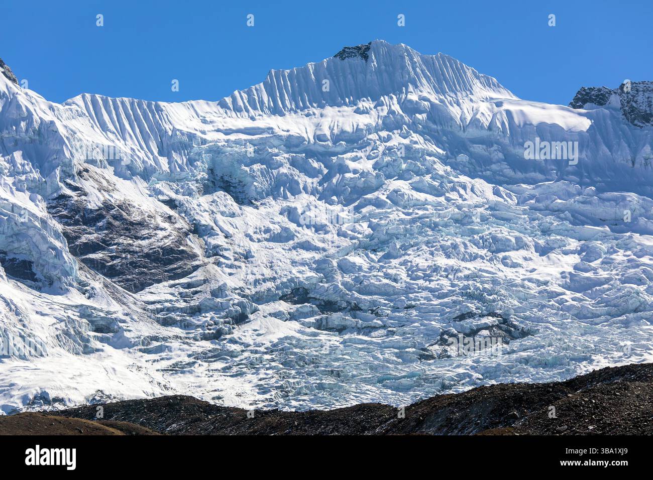 Montagna con seraci glaciali ghiacciati, serac ghiacciato, splendide montagne dell'Himalaya nella valle di Khumbu, vicino alla vetta ama Dablam sulla strada per la base del monte Everest Foto Stock