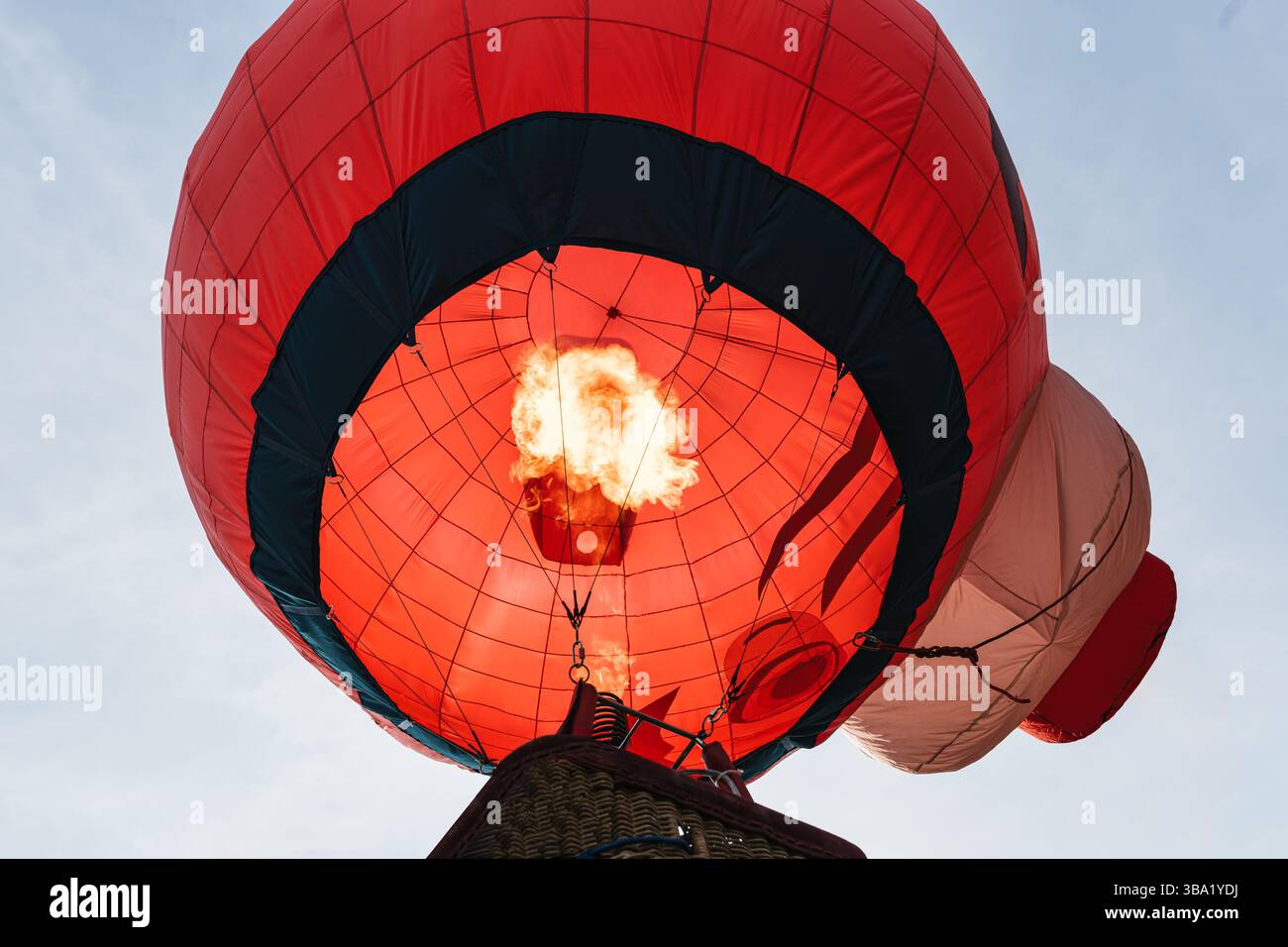 Vibrante mongolfiera con fiamme accese di notte durante il festival Foto Stock