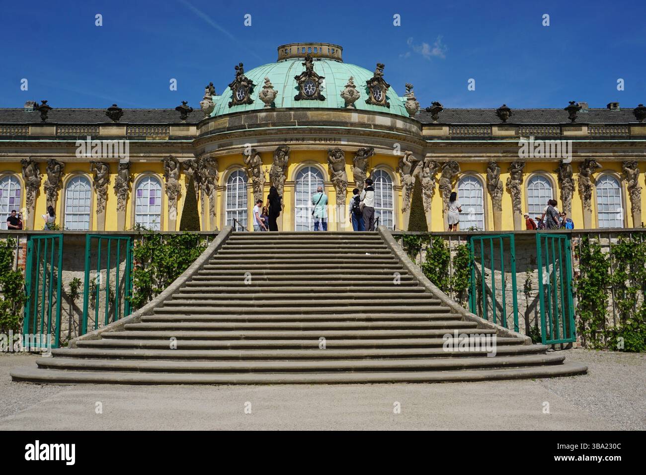 Le scale storiche conducono al caratteristico Palazzo Sanssouci, un castello prussiano in stile barocco e rococò a Potsdam, in Germania. Foto Stock