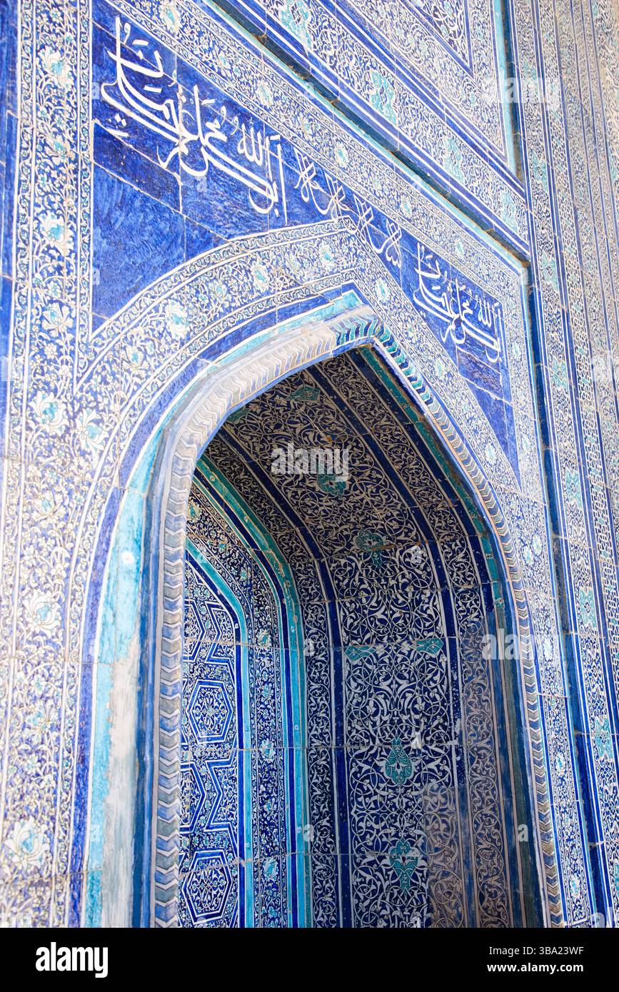 Piastrelle altamente decorate con scrittura araba su un arco islamico presso il Museo dell'Arca di Kuhna, Khiva, Uzbekistan Foto Stock