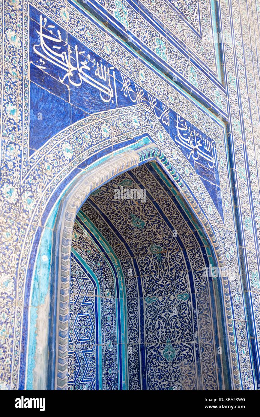 Piastrelle altamente decorate con scrittura araba su un arco islamico presso il Museo dell'Arca di Kuhna, Khiva, Uzbekistan Foto Stock