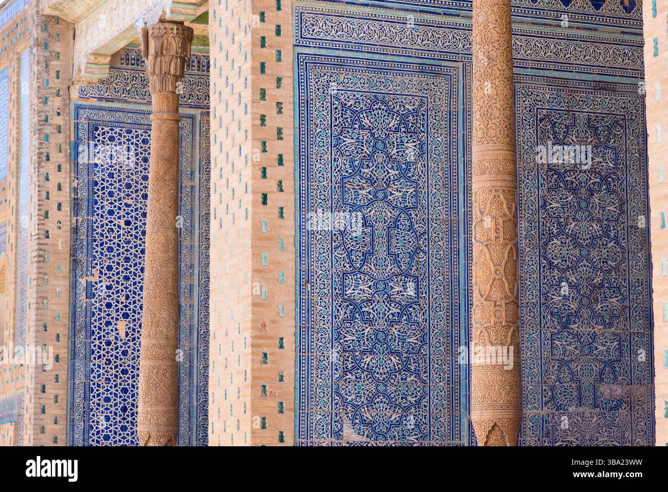 Colonne di legno intagliate in modo intricato e piastrelle ornate al Palazzo Toshhovli nel quartiere Itchan Kala di Khiva in Uzbekistan Foto Stock