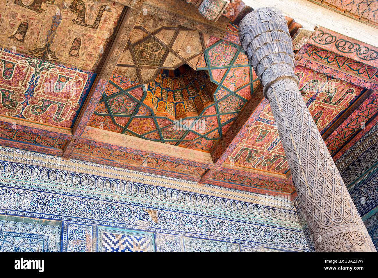 Colonne di legno intagliate in modo intricato e soffitto decorato al Palazzo Toshhovli nel quartiere Itchan Kala di Khiva in Uzbekistan Foto Stock
