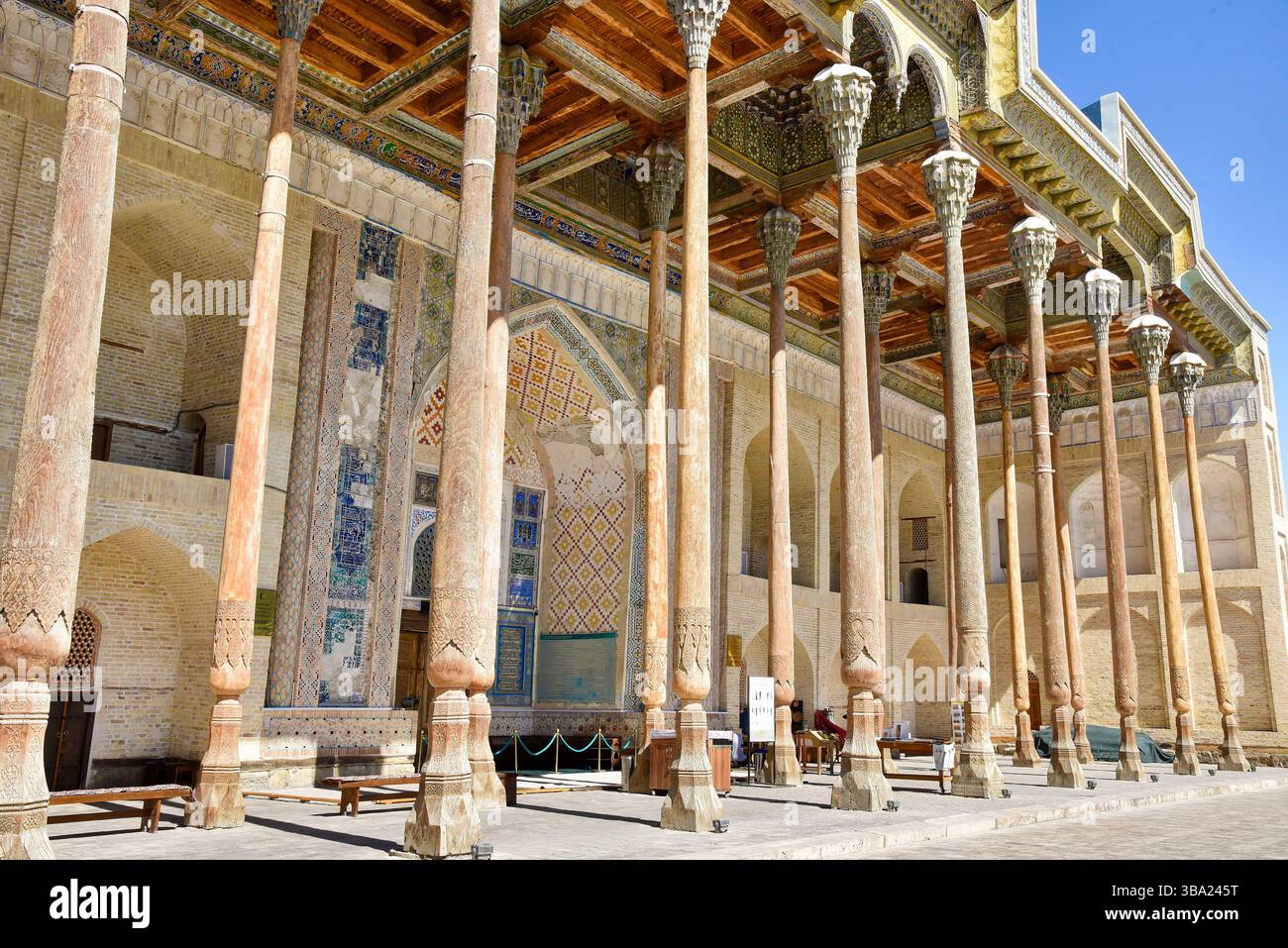 Alte colonne in legno intagliato e un tetto ornato alla Moschea di Bolo Hauz, Bukhara, Uzbekistan, Asia centrale Foto Stock