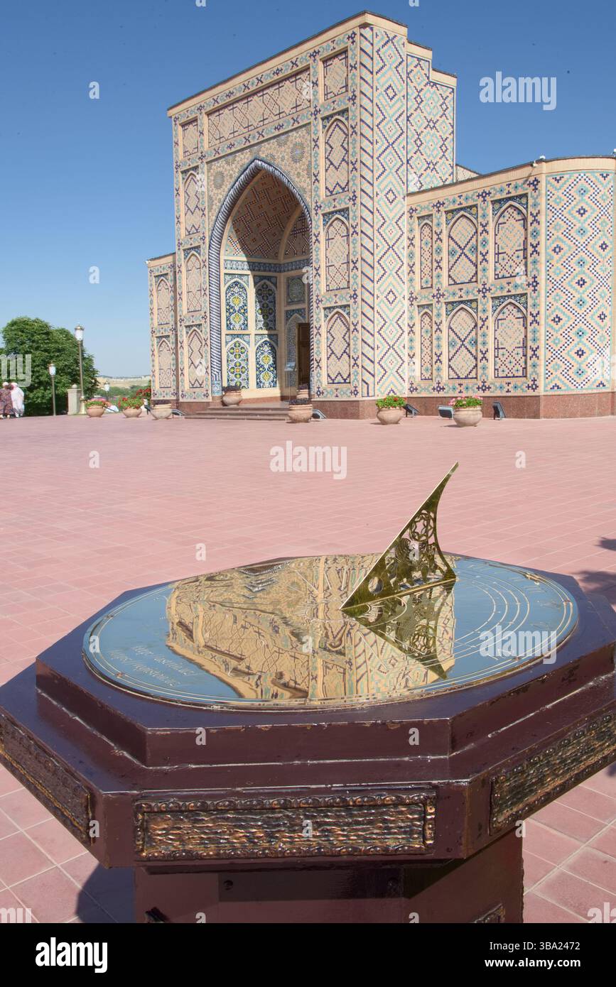 meridiana con riflesso dell'osservatorio Ulugh Beg a Samarcanda, Uzbekistan, Asia centrale Foto Stock
