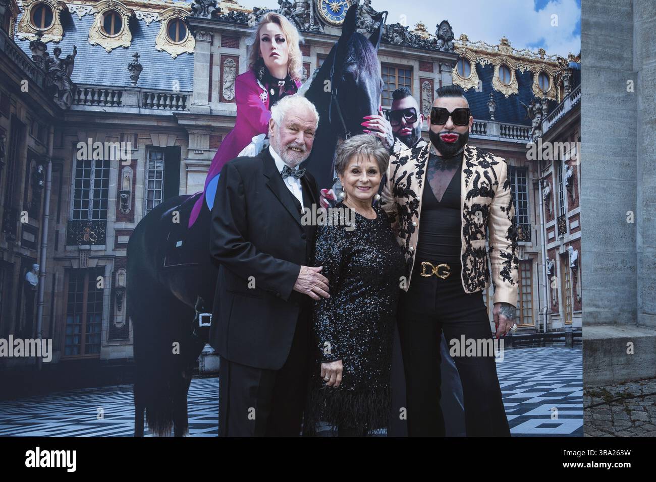 Il dottor Klaus Lenk, Dagmar Frederic e Harald Gloeoeckler davanti a una cena del famoso designer Harald Gloeoeckler con la rider di dressage Tatiana Makarova a. Foto Stock
