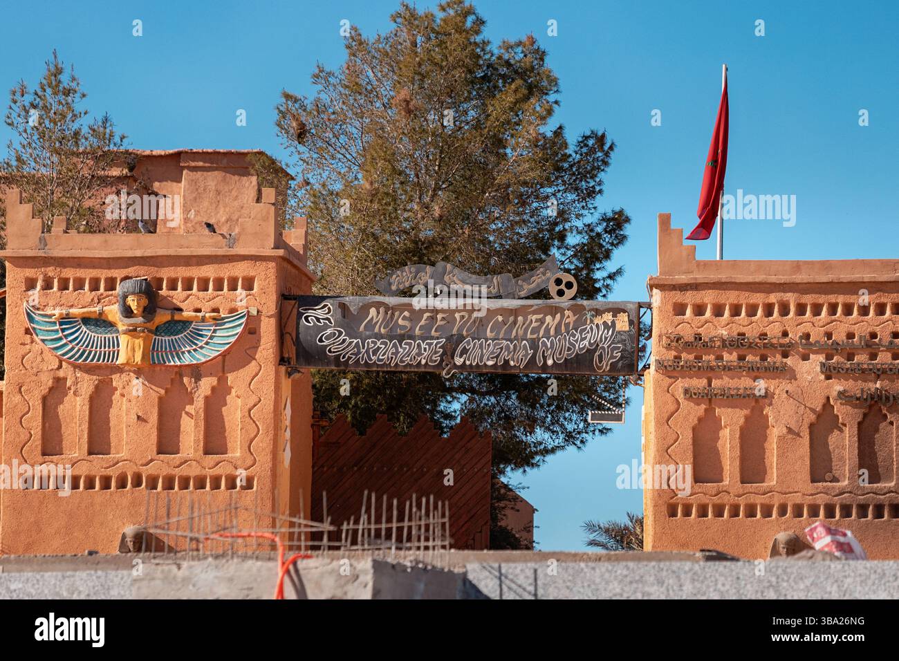 7 marzo 2025, Ouarzazate, Marocco: Ingresso al Museo del Cinema con scultura della dea egiziana e bandiera marocchina Foto Stock