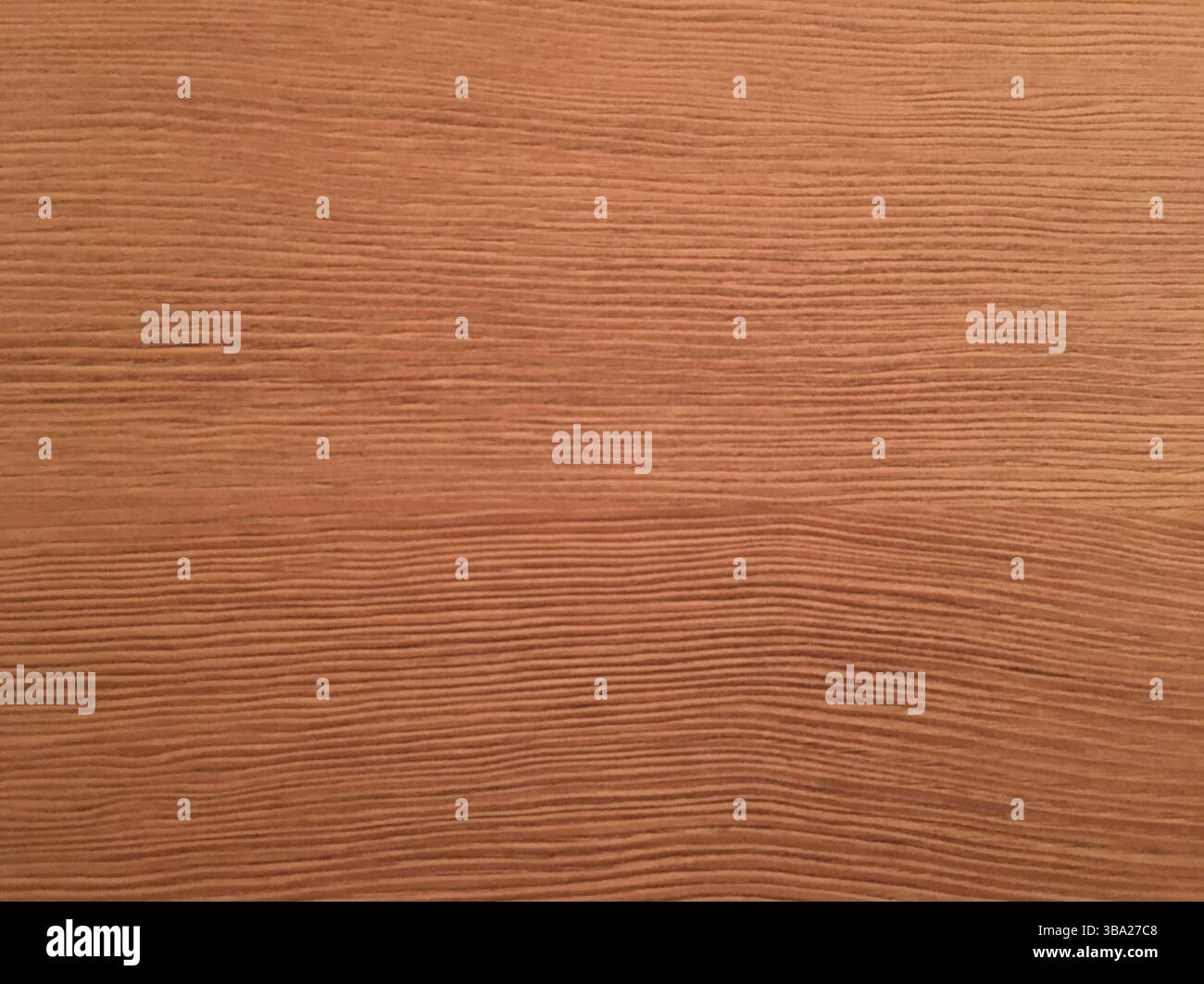 Fondo in legno marrone, quercia scura di legno satinato invecchiato con vernice sbiadita che mostra la consistenza della venatura del legno. lavare le tavole di legno duro Foto Stock