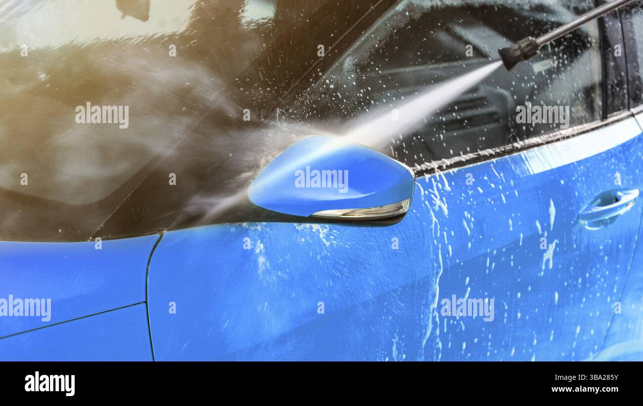 Specchio laterale dell'autolavaggio blu in autolavaggio self-service, spruzzi d'acqua a getto dall'ugello ad alta pressione, Liptovsky Mikulas, Slovacchia, Europa Foto Stock