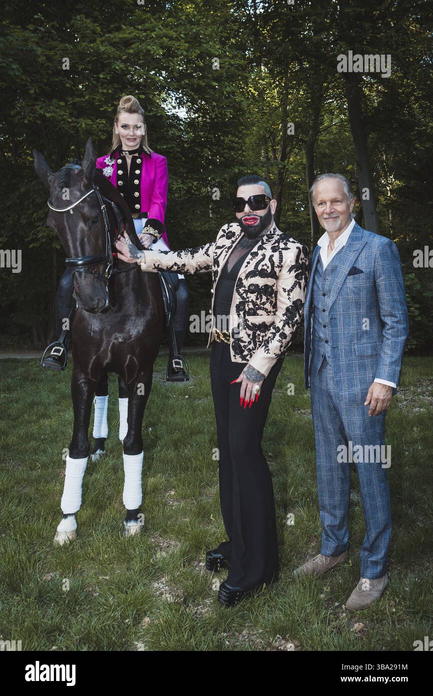 Tatiana Makarova, Harald Gloeoeckler e Jochen Horst di fronte a una cena del famoso designer Harald Gloeoeckler con il dressage rider Tatiana Makarova a. Foto Stock