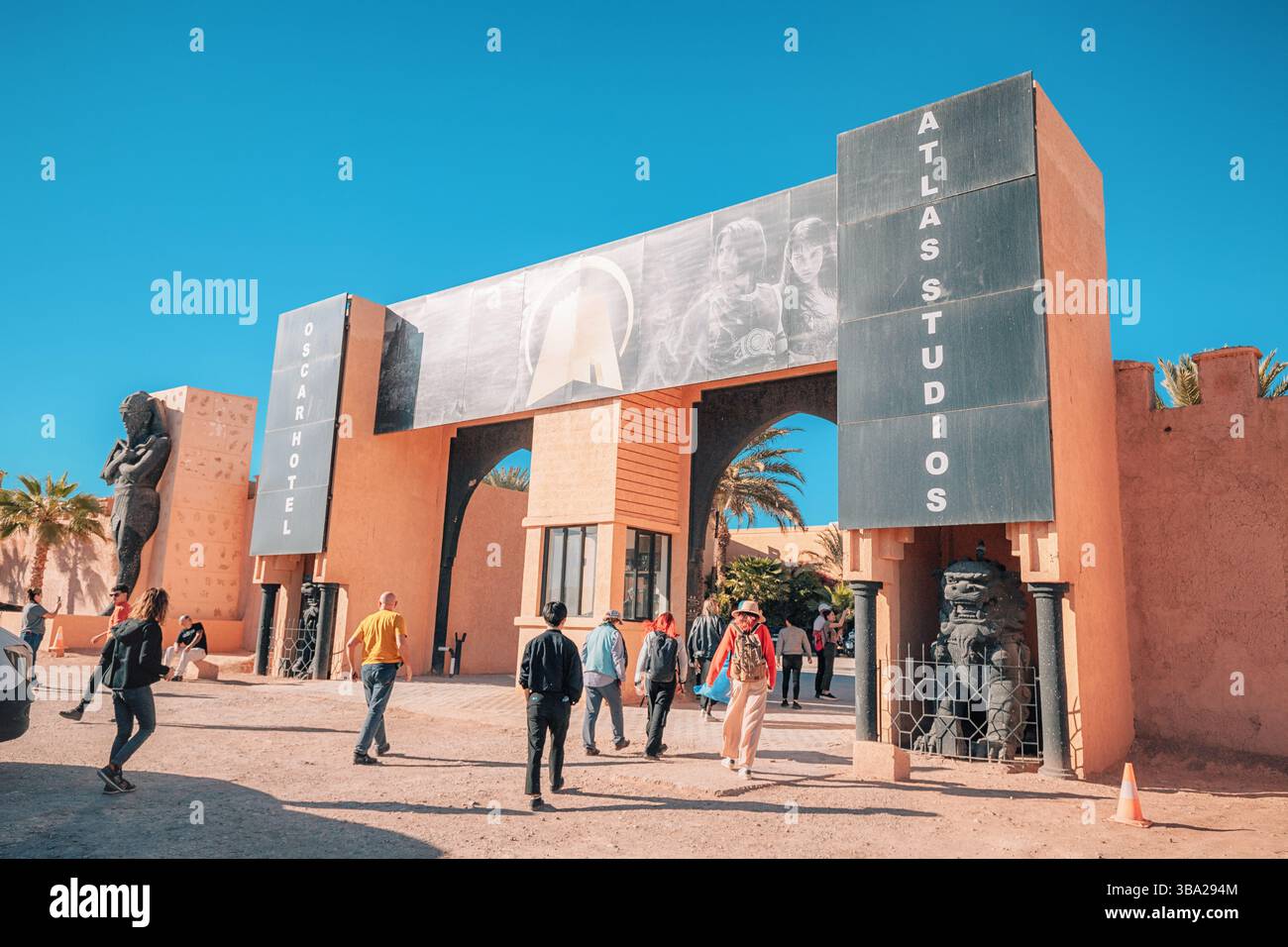 7 marzo 2025, Ouarzazate, Marocco: Turisti che camminano negli Atlas Studios, una famosa location cinematografica nel deserto Foto Stock