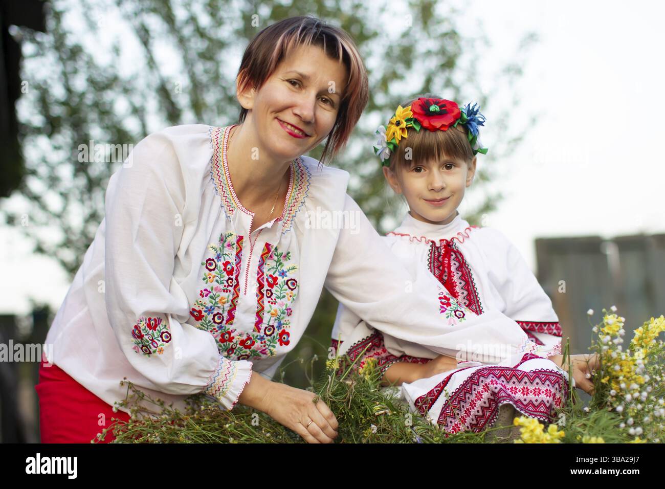 Mamma e figlia in abiti nazionali slavi. Donne ucraine o bielorusse in camicie ricamate Foto Stock