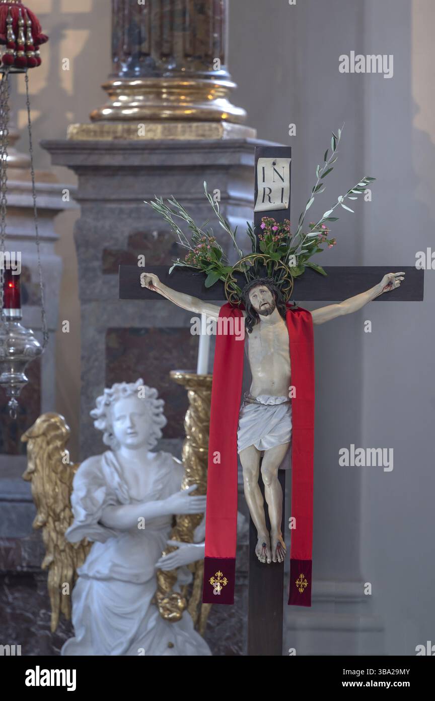 Croce di Cristo con sciarpa rossa durante la passione di Cristo, Basilica di Wilten, Rococò 1751-1756, Pastorstr. 2, Innsbruck, Austria, Europa Foto Stock