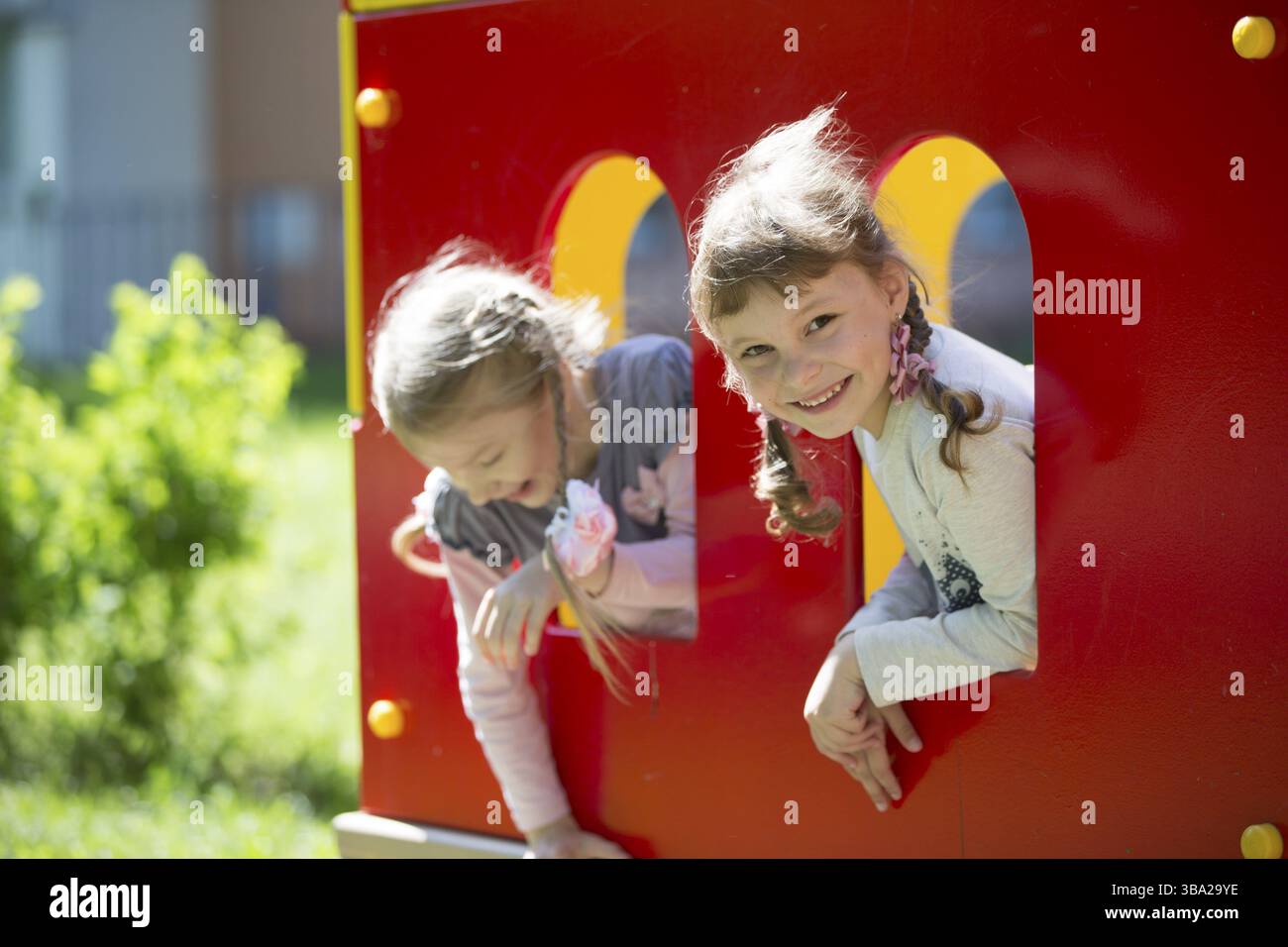 Bielorussia, la città di Gomil, 26 aprile 2019. Asilo sulla strada.due ragazze divertenti da asilo su una passeggiata estiva. I bambini di sei anni giocano Foto Stock