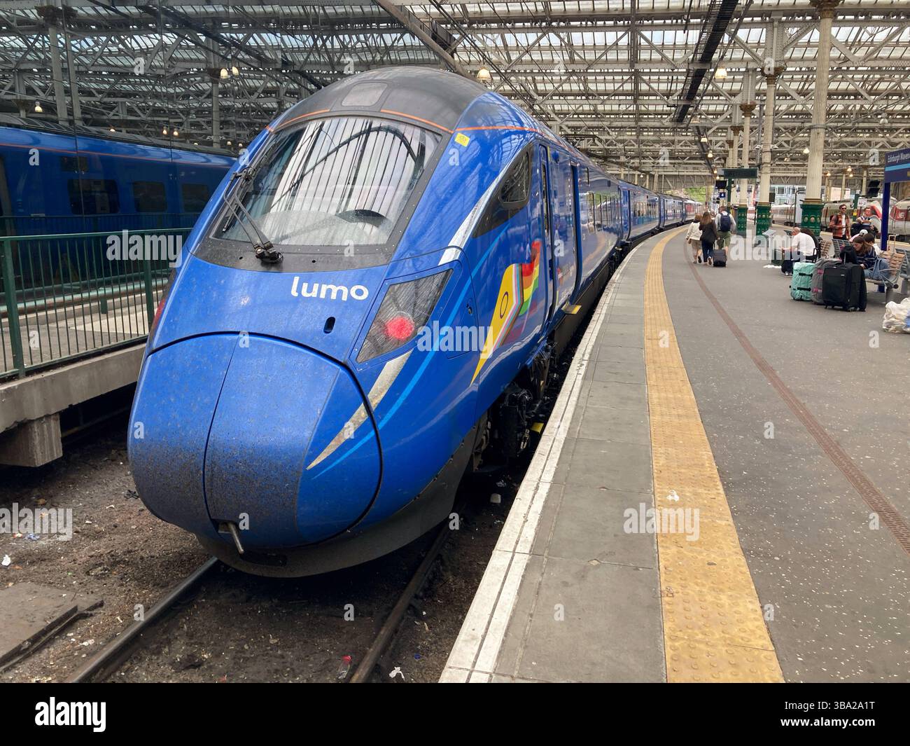 Treno passeggeri Lumo alla stazione ferroviaria Waverley di Edimburgo, Scozia. Opera sulla East Coast Main Line tra London King's Cross e Edinburgh Waverley. - Immagine stock catturata con smartphone