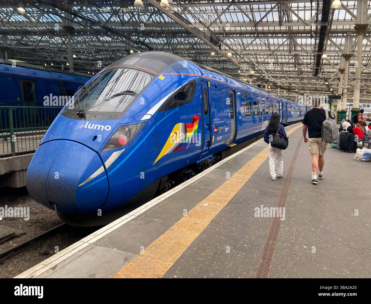 Treno passeggeri Lumo alla stazione ferroviaria Waverley di Edimburgo, Scozia. Opera sulla East Coast Main Line tra London King's Cross e Edinburgh Waverley. - Immagine stock catturata con smartphone
