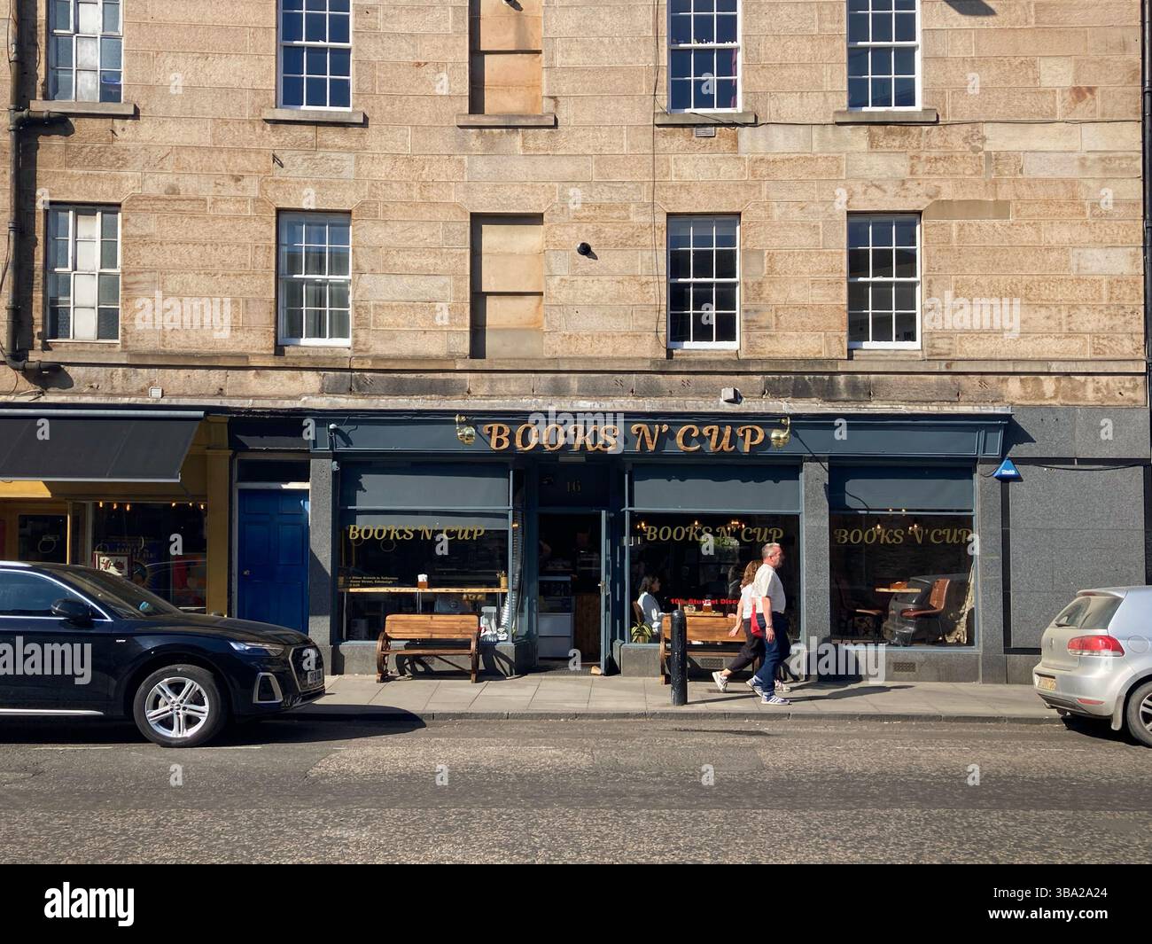 Books N' Cup, caffè con libri, Stockbridge, Edimburgo, Scozia - Immagine stock catturata con smartphone
