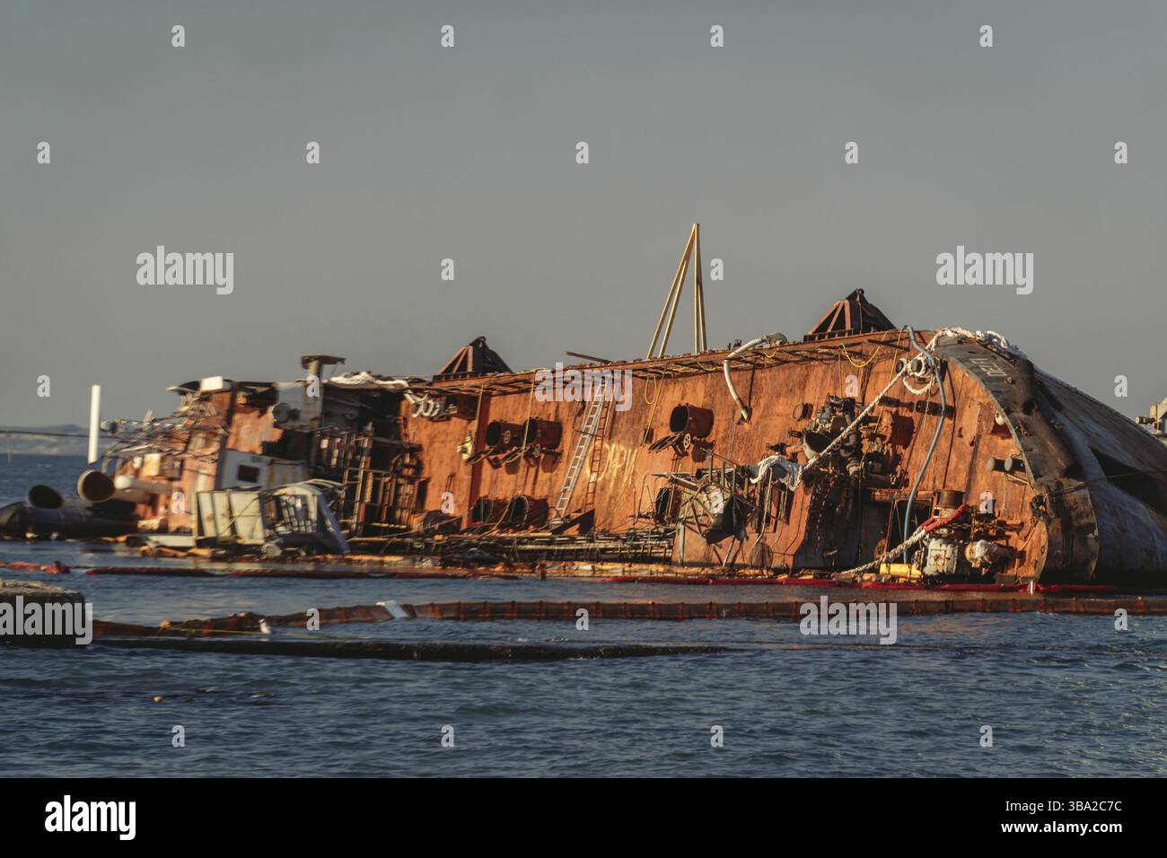 Salvataggio petroliera naufragata Delfi a Odessa, Ucraina, 26 agosto 2020, vicino alla costa del Mar Nero. Marine Crane lift relitto Delphi in mare. La vecchia nave arrugginita si nasconde Foto Stock