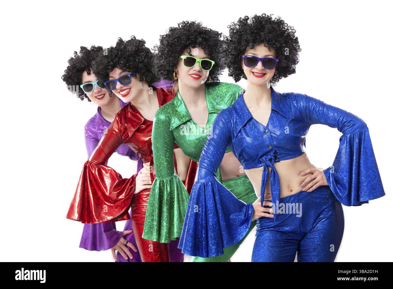 Un gruppo di ragazze in stile disco e parrucche africane in costumi colorati su sfondo bianco Foto Stock