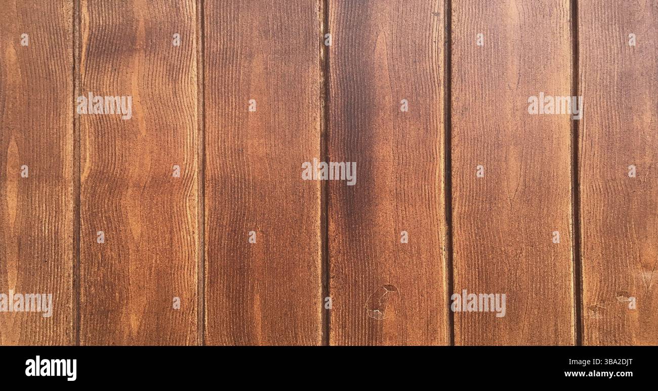 Fondo in legno marrone, quercia scura di legno satinato invecchiato con vernice sbiadita che mostra la consistenza della venatura del legno. lavare le tavole di legno duro Foto Stock