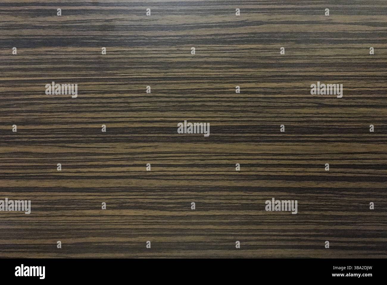 Fondo in legno marrone, quercia scura di legno satinato invecchiato con vernice sbiadita che mostra la consistenza della venatura del legno. lavare le tavole di legno duro Foto Stock