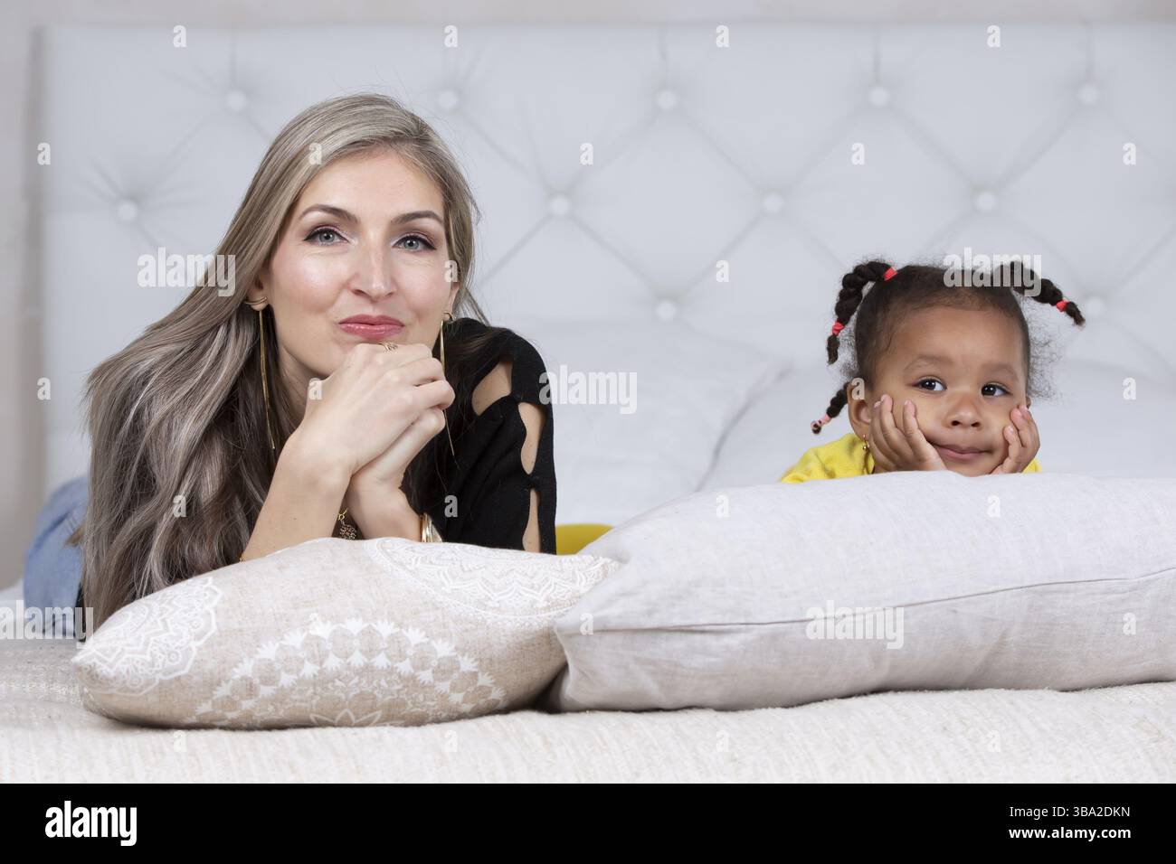 Mamma e figlia multietniche. Allegra madre con piccola figlia di nazionalità africana. Famiglia di razze diverse Foto Stock
