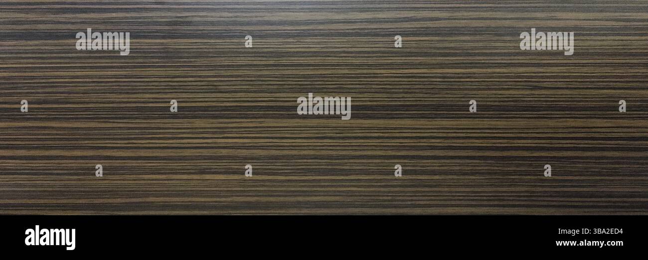 Fondo in legno marrone, quercia scura di legno satinato invecchiato con vernice sbiadita che mostra la consistenza della venatura del legno. lavare le tavole di legno duro Foto Stock