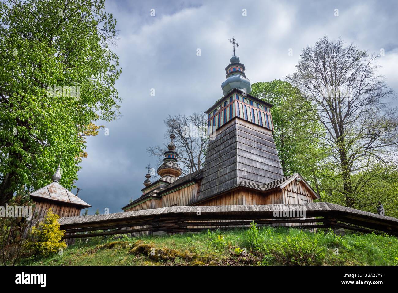 Swiatkowa Mala - chiesa greco-cattolica in legno del XVIII secolo. Attualmente è una chiesa cattolica. Low Beskids, Polonia, Europa Foto Stock