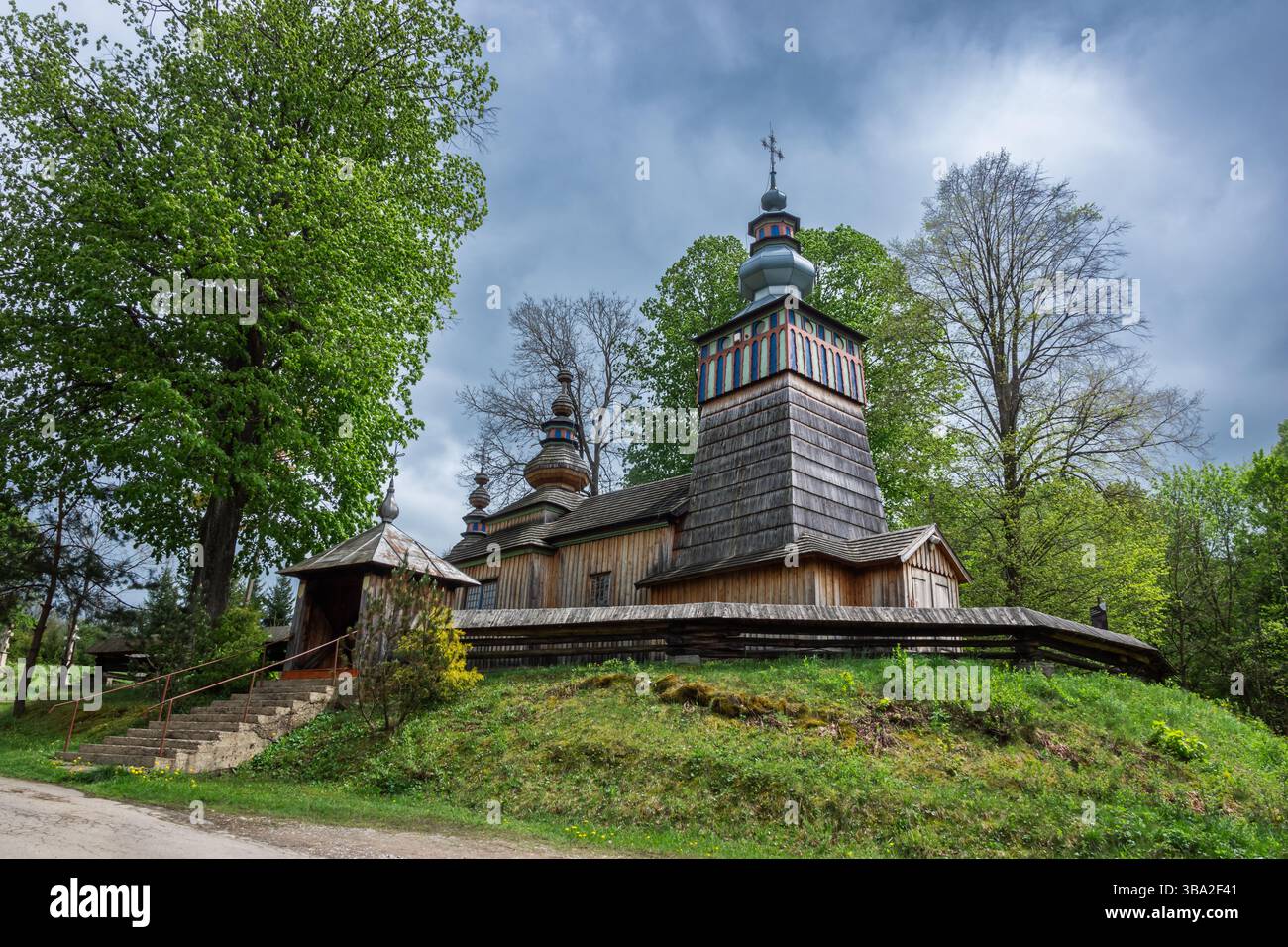 Swiatkowa Mala - chiesa greco-cattolica in legno del XVIII secolo. Attualmente è una chiesa cattolica. Low Beskids, Polonia, Europa Foto Stock