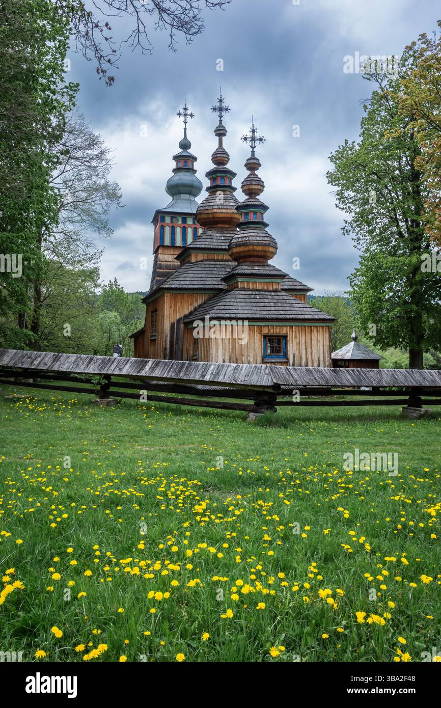 Swiatkowa Mala - chiesa greco-cattolica in legno del XVIII secolo. Attualmente è una chiesa cattolica. Low Beskids, Polonia, Europa Foto Stock