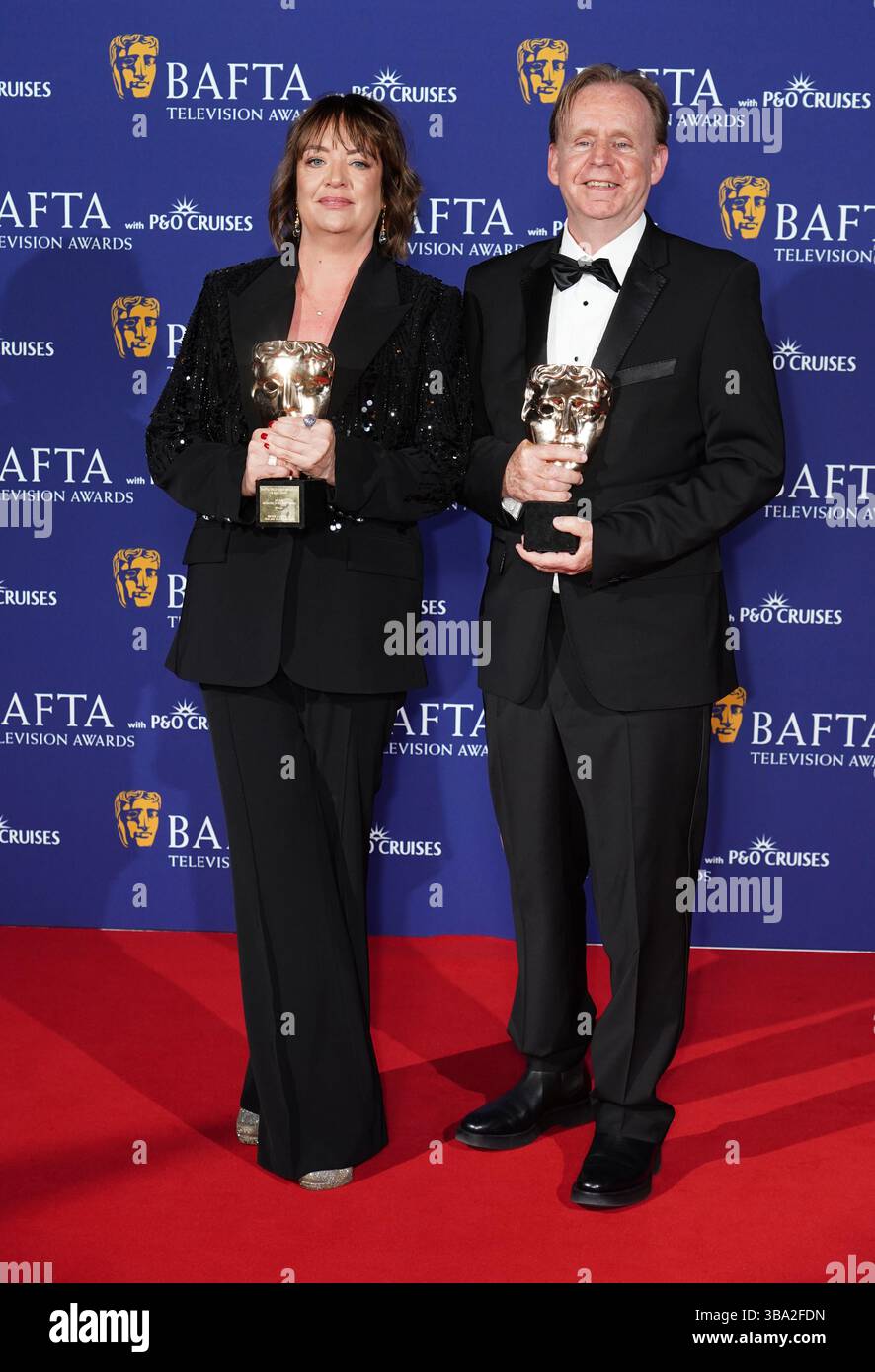 Polly Hill e Kevin Lygo nella sala stampa dopo aver ricevuto il premio speciale, per conto di ITV, per aver commissionato "Mr Bates vs the Post Office" durante i BAFTA Television Awards 2025 con P&o Cruises alla Royal Festival Hall di Londra del Southbank Centre. Data foto: Domenica 11 maggio 2025. Foto Stock