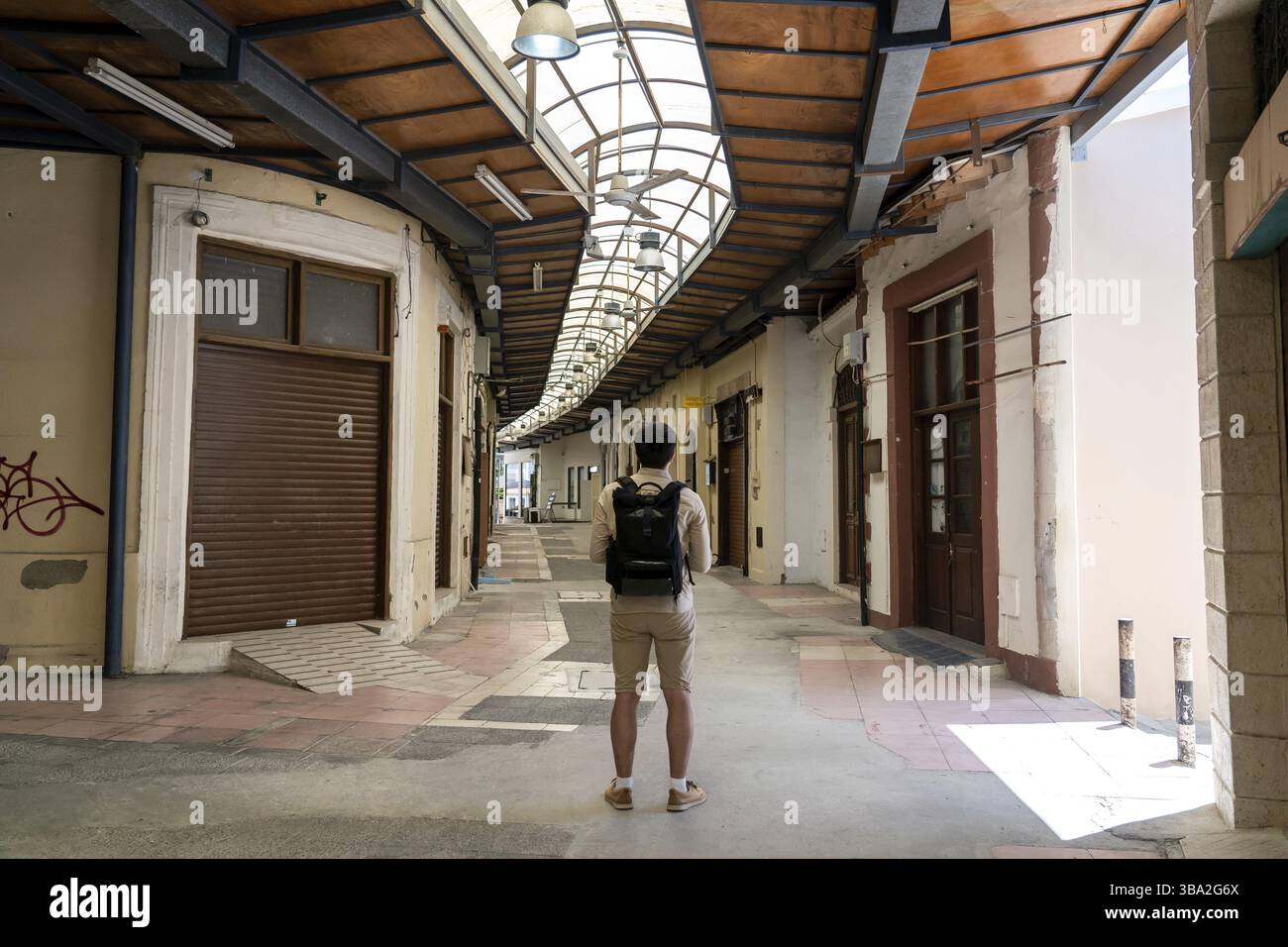 Leere Strassen Stadt, geschlossene Geschaefte, keine Menschen Markt von Zypern Stadt von paphos waehrend der nationalen Sperrung. Konkurs beim Coronav Foto Stock