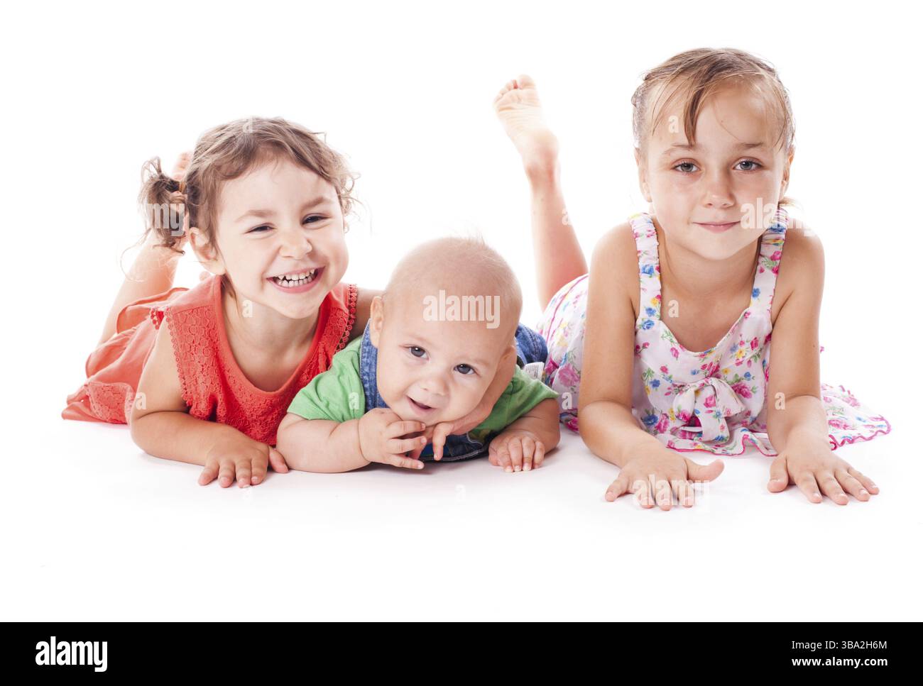 I bambini giocano sul pavimento isolato su bianco Foto Stock