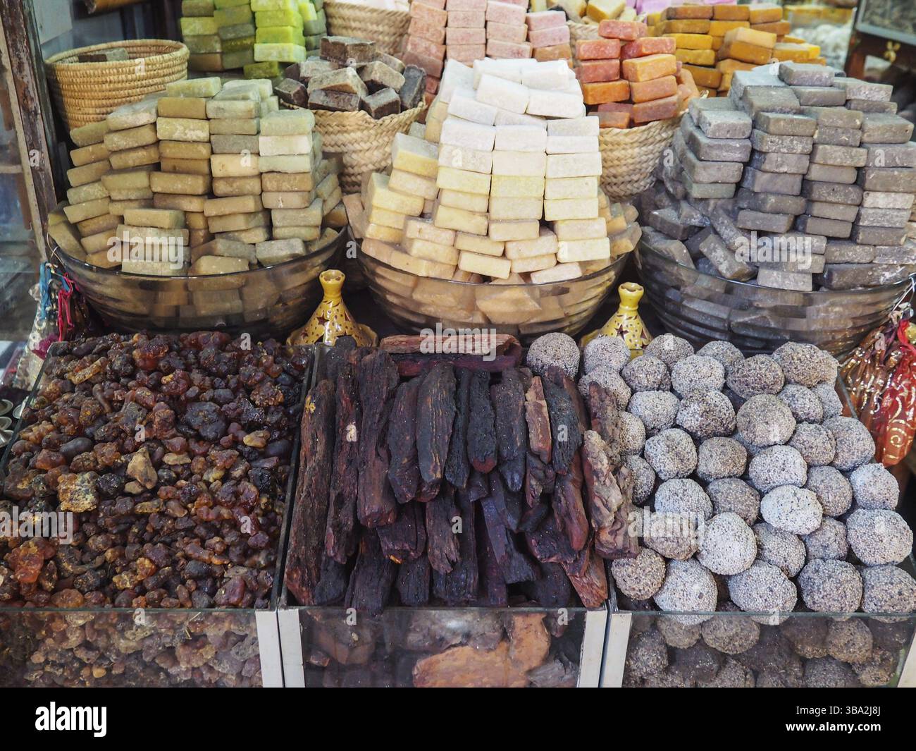 Fragranze solide e saponi profumati fatti a mano in esposizione al mercato stradale Foto Stock