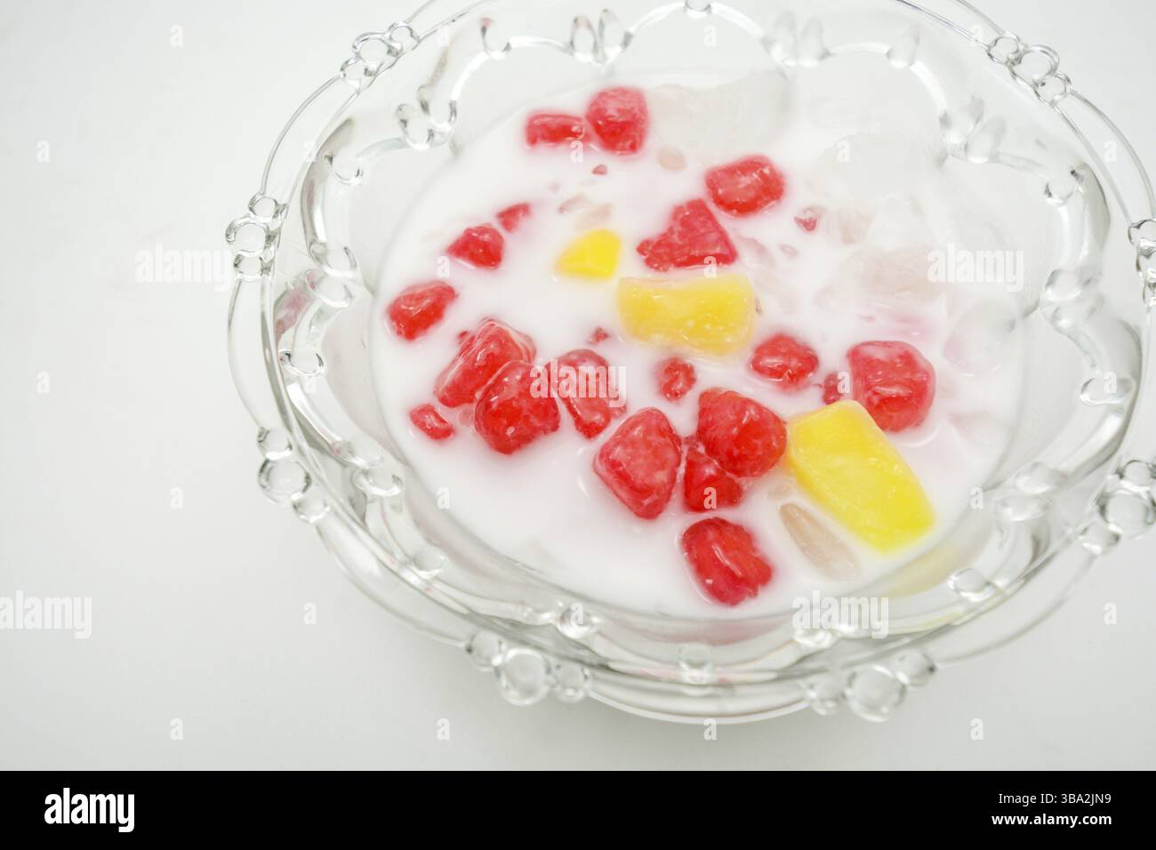 Finta di melograno in sciroppo di cocco, dolce e delizioso dessert Foto Stock