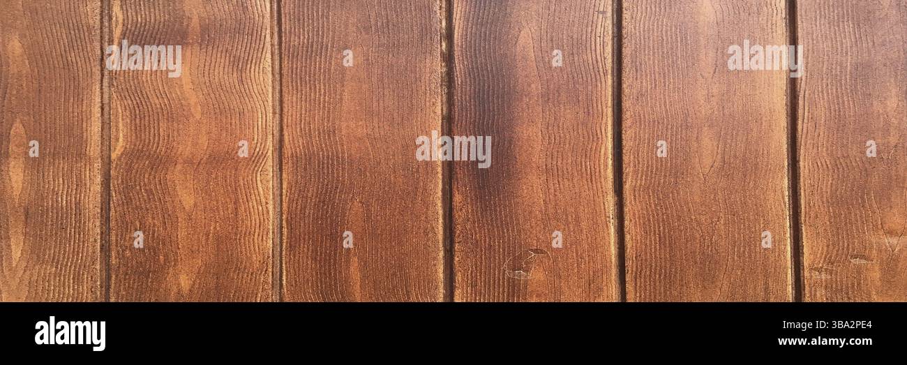 Fondo in legno marrone, quercia scura di legno satinato invecchiato con vernice sbiadita che mostra la consistenza della venatura del legno. lavare le tavole di legno duro Foto Stock